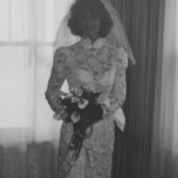 White lace wedding dress with pearl detail - Picture 5 of 8